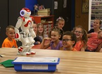 Sid the NAO robot speaks with second graders